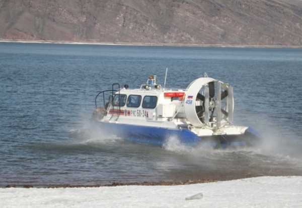 На Красноярском водохранилище оторвало льдину с рыбаками