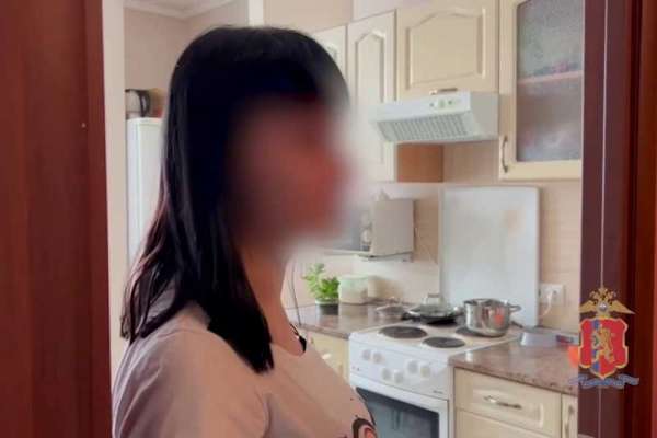 В Красноярске молодая мать выложила в соцсети видео, где оскорбляет собственного ребёнка