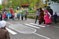 В Минусинске ребятишки учат дорожные правила со сказочными героями