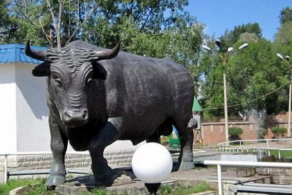 Пропавшая около зоопарка Абакана скульптура быка вернулась на другое место
