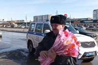 Госавтоинспекторы Минусинска поздравили женщин города с 8 Марта