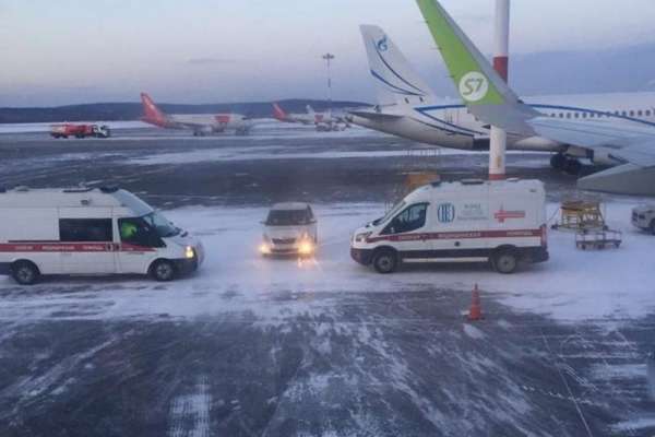 Участник СВО из Тывы и медик из Москвы оказали помощь пассажиру самолета, летевшего из Абакана