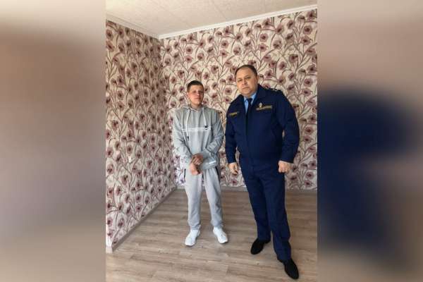 Сирота из Минусинского района получил ключи от собственной квартиры
