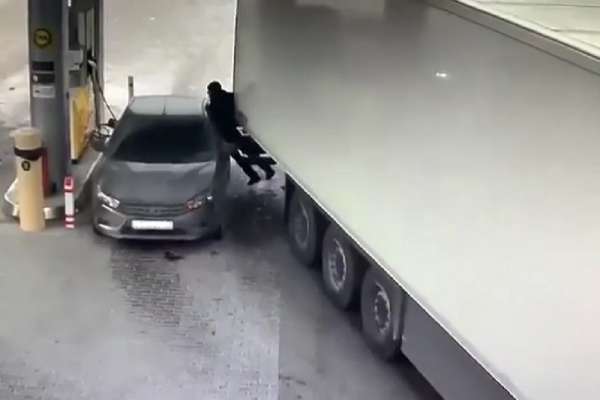 В Абакане на автозаправке большегрузом придавило водителя «легковушки»