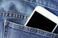 В Абакане женщина вытащила из кармана спящего мужчины смартфон