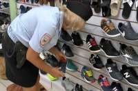 В Хакасии предпринимателя накажут за контрафактную обувь