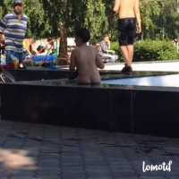 На городском фонтане замечен голый купальщик (фото)