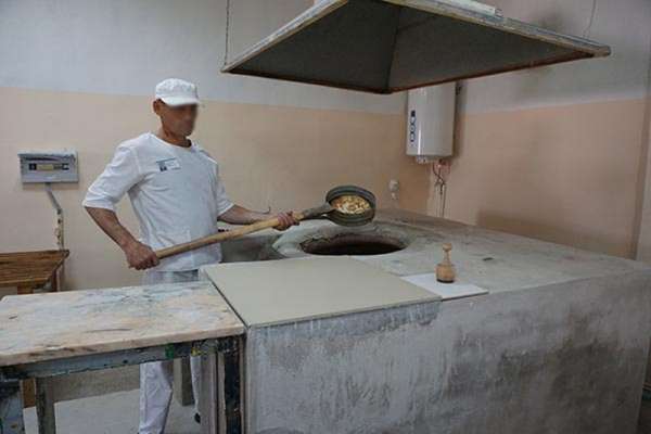 В Хакасии заключенные начали печь хлеб в тандыре