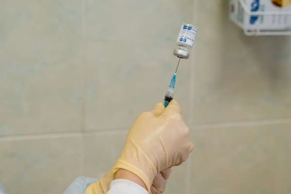 В Хакасии вакцину от COVID-19 поставили более 2 тысяч жителей