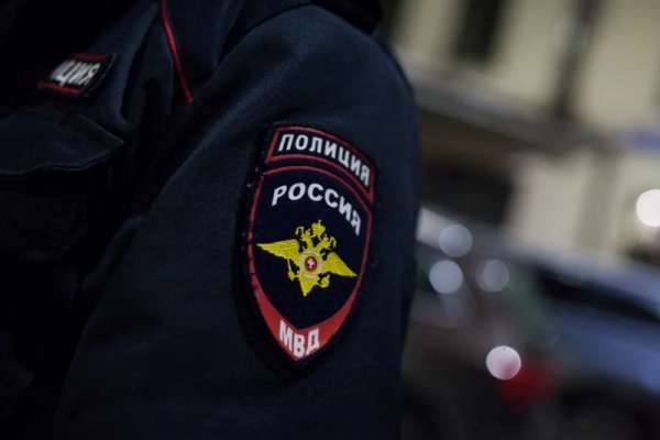 В Красноярске полицейский жестко задержал посетителя кафе