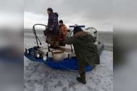 На Красноярском водохранилище спасатели сняли с оторвавшейся льдины троих человек