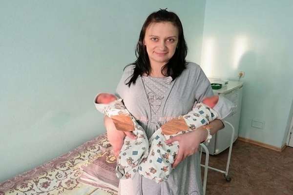 В Красноярске близнецы родились в разные даты