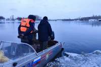 Спасатели Минусинска помогли рыбакам благополучно добраться по Енисею до берега