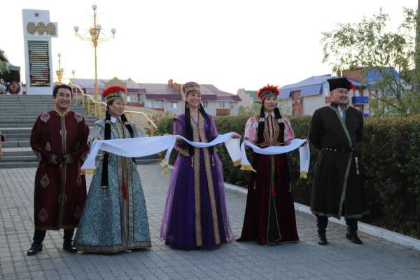 Хакасскому театру «Читiген» в Калмыкии устроили хлебосольную встречу
