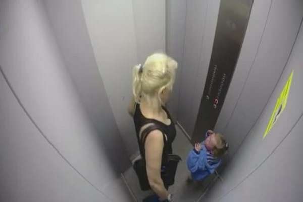 В Красноярске разыскивают женщину, избившую в лифте малолетнего ребенка