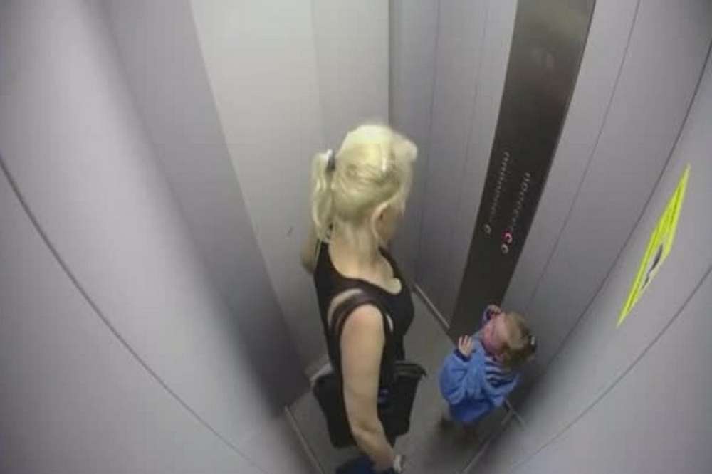 Скрытой камерой толстых баб. Девушка в лифте. Лифт застрял. Скрытый камера в лифте.