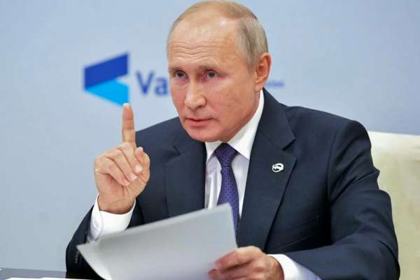 Путин поручил губернаторам лично контролировать темпы вакцинации