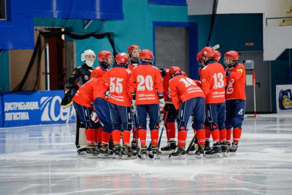 В Красноярске проходит первенство России по хоккею с мячом
