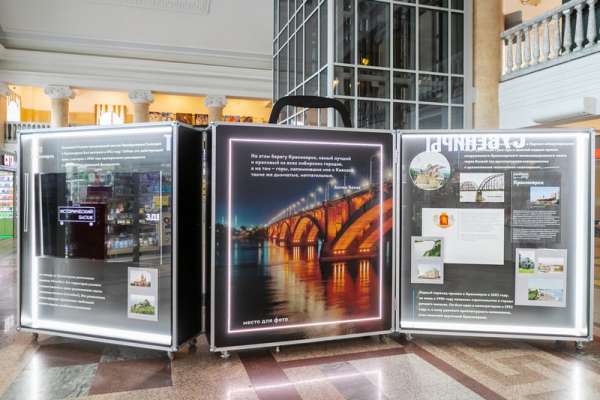 Экспозицию в виде гигантского чемодана представили в здании вокзала Красноярска