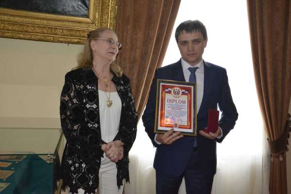 &quot;Русский салон&quot; в Стокгольме наградил Дмитрия Меркулова почетным орденским знаком
