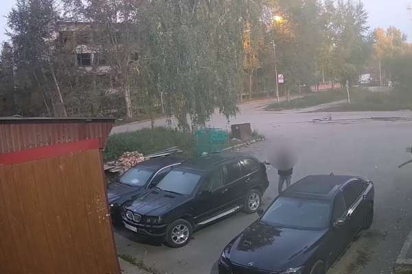 В Ачинске местный житель пытался поджечь дорогостоящие автомобили