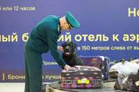 Более 900 запрещенных веществ помогли выявить таможенникам Сибири служебные собаки