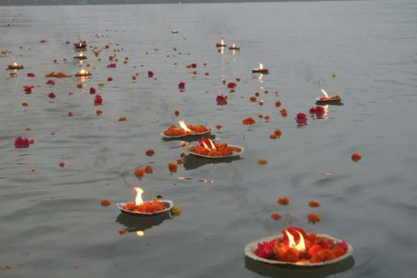 В Индии на берегу Ганга обнаружили десятки тел людей