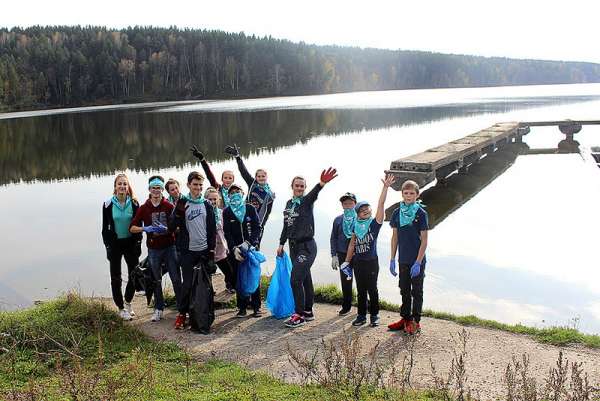 В Ермаковском районе школьники убрали Мигнинский пруд
