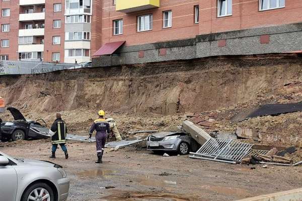 В Красноярске из-за обрушения стены многоэтажки введен режим ЧС