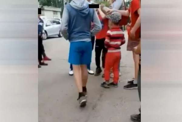 В Красноярске полицейские изъяли детей из семьи женщины, которая поставила на колени чужого ребенка