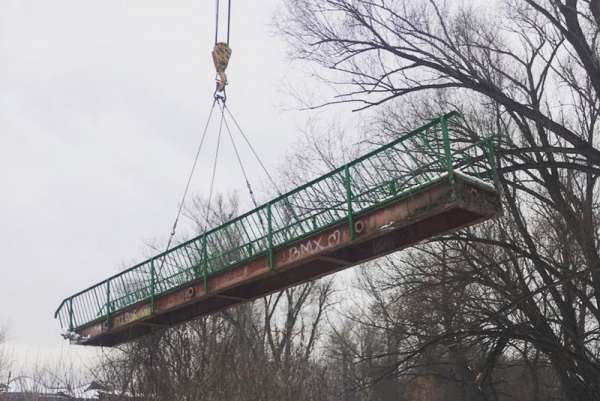 В Минусинске демонтировали пешеходный мост