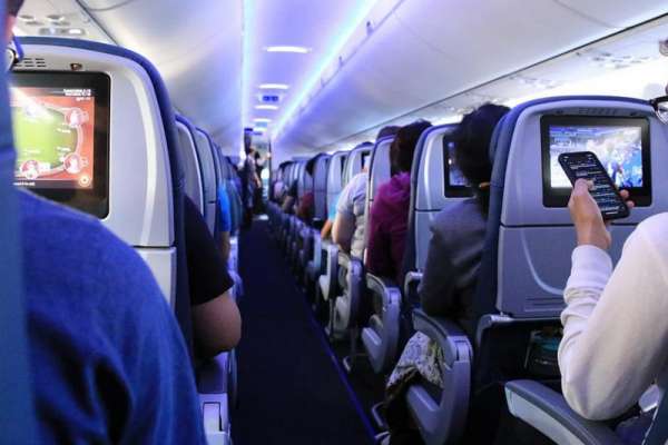 Пьяный пассажир из Красноярска устроил скандал в самолете