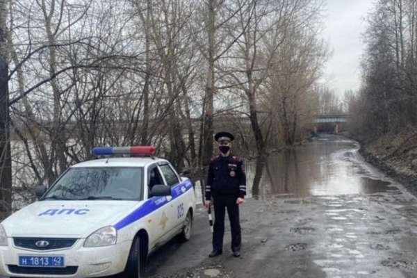 На юге Кемеровской области объявили об эвакуации, полицейские перекрывают дороги