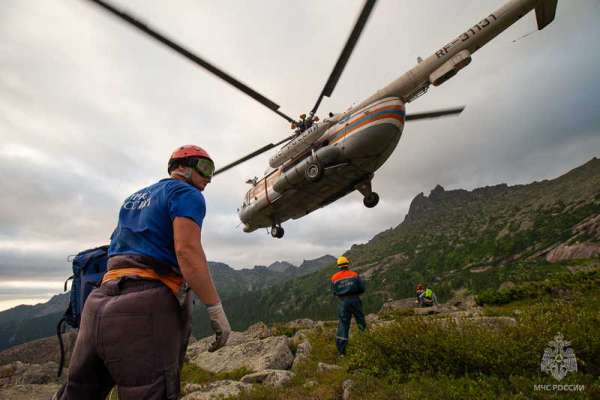Спасатели эвакуировали на вертолёте из природного парка «Ергаки» травмированного туриста