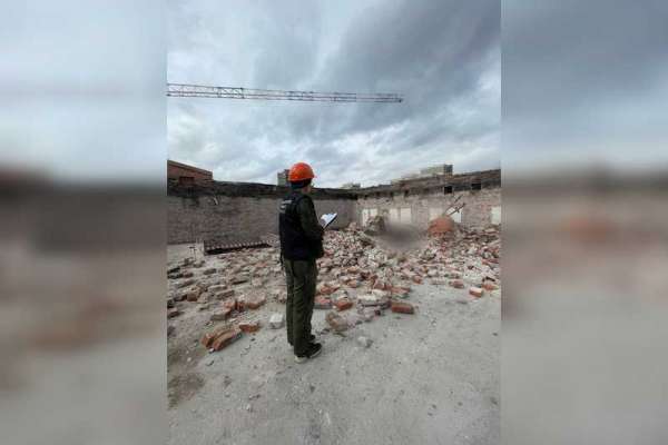 В Красноярске обрушилась стена здания объекта культурного наследия, погиб мужчина