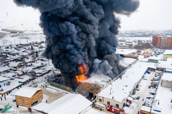 В Красноярске горит склад, есть сообщения о погибших спасателях