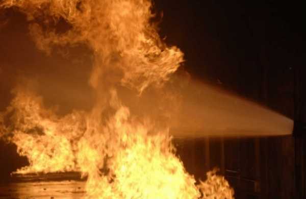 В Минусинске из горящего дома эвакуировали семью
