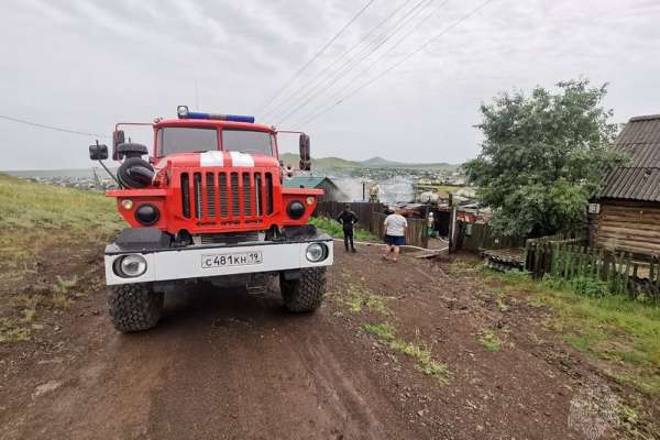 Самовозгорание навоза привело к пожару в одном из сёл Хакасии