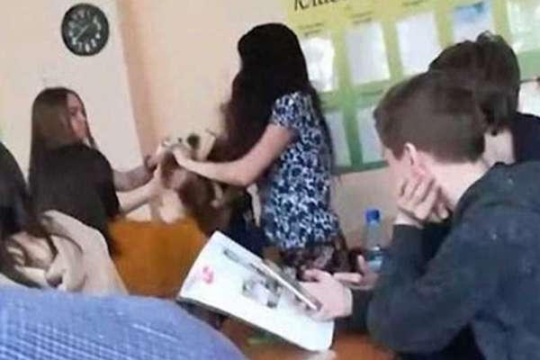 В Красноярске учительница побила на уроке учениц