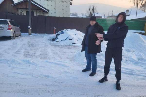 В Красноярске пьяный мужчина ворвался в незапертый чужой дом и убил человека