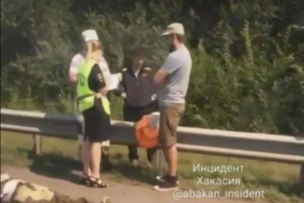 В Хакасии грузовик сбил дорожного рабочего