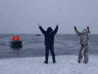 В Красноярском крае оторвало льдину с двумя рыбаками