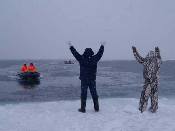 В Красноярском крае оторвало льдину с двумя рыбаками