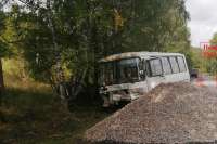 В Хакасии автобус налетел на кучу с гравием, есть пострадавшие