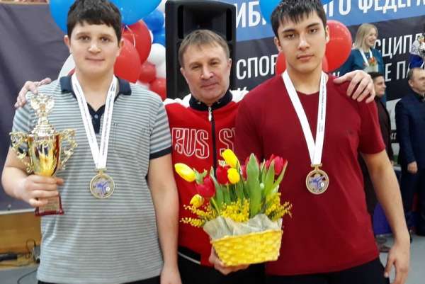 Минусинские кикбоксеры завоевали «золото» и «бронзу» на первенстве СФО