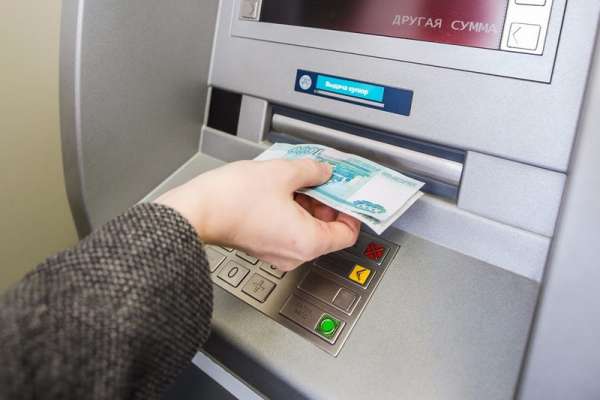 Жительнице Минусинска вернули деньги, оставленные в банкомате