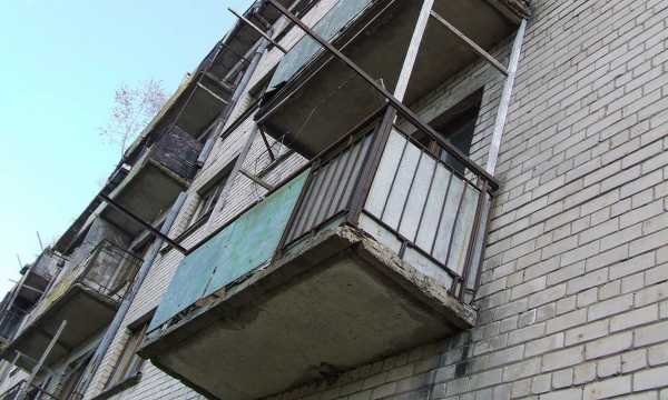 В Абакане женщина выпала с балкона квартиры на 8 этаже