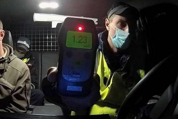 В Хакасии пьяный водитель попросил полицейских не сообщать о нём в СМИ