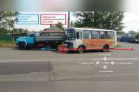 В Абакане столкнулись пассажирский автобус и грузовик: есть пострадавшие