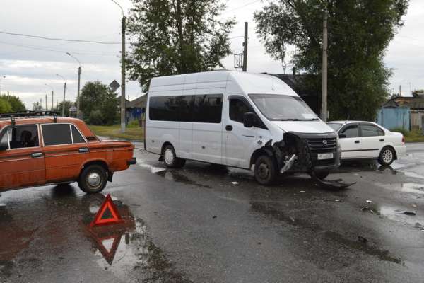 В Минусинске водитель «Жигулей» врезался в пассажирскую маршрутку